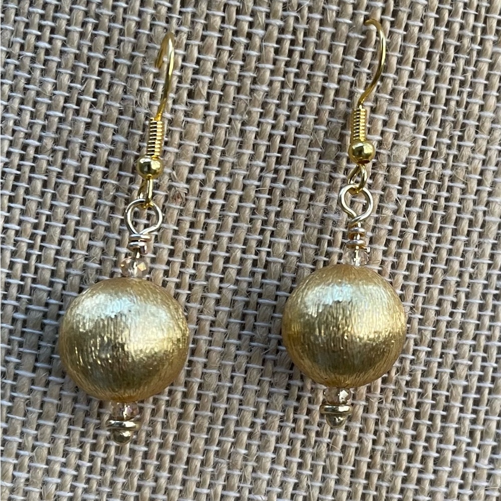 Elegant 18k Gold Plated Drop Earrings. Handmade. All wire Gold Plated. - Picture 8 of 9